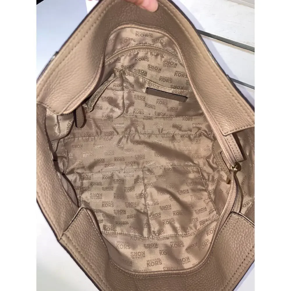 MICHAEL KORS, LARGE TAUPE PEBBLED LEATHER SHOULDER BAG